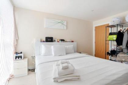 Chic 1bed sleeps 4 w/balcony 8min to Canary Wharf - image 9