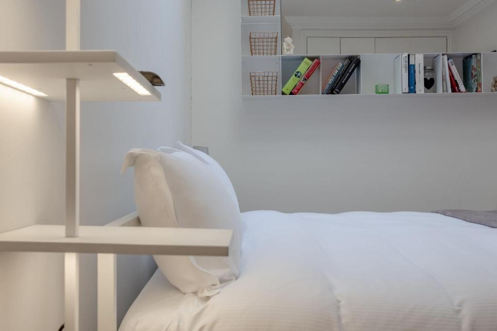 Modern 1 Bedroom Flat in Highbury - image 2