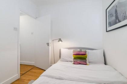 2BR Spacious Flat in West Kensington Fits 6! - image 19