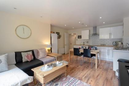 Stylish and Homely 4 Bedroom Home in East London - image 10