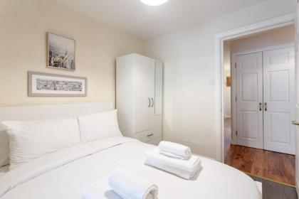 Stylish and Homely 4 Bedroom Home in East London - image 11