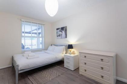 Stylish and Homely 4 Bedroom Home in East London - image 12
