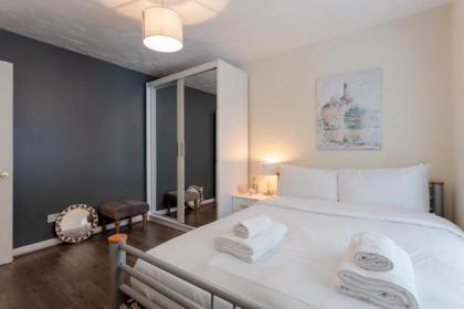 Stylish and Homely 4 Bedroom Home in East London - image 16