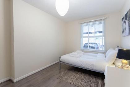 Stylish and Homely 4 Bedroom Home in East London - image 17