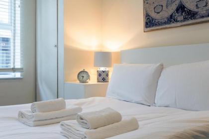 Stylish and Homely 4 Bedroom Home in East London - image 18