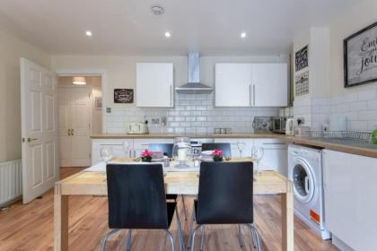Stylish and Homely 4 Bedroom Home in East London - image 19