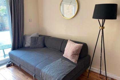 Stylish and Homely 4 Bedroom Home in East London - image 2
