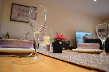Stylish and Homely 4 Bedroom Home in East London - image 20