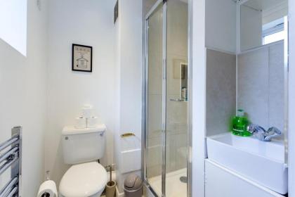 Stylish and Homely 4 Bedroom Home in East London - image 21