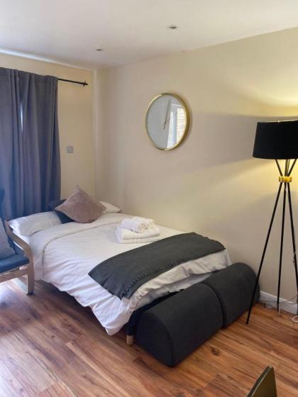 Stylish and Homely 4 Bedroom Home in East London - image 22