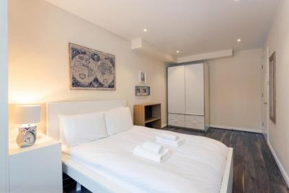 Stylish and Homely 4 Bedroom Home in East London - image 3