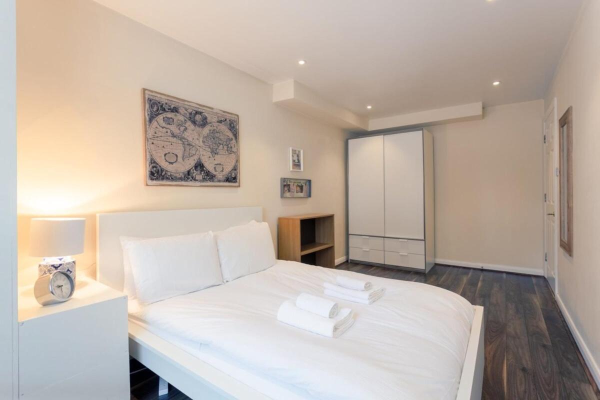 Stylish and Homely 4 Bedroom Home in East London - image 3