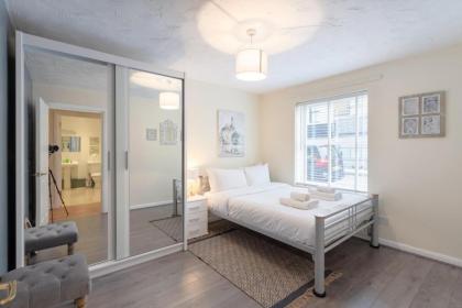 Stylish and Homely 4 Bedroom Home in East London - image 4