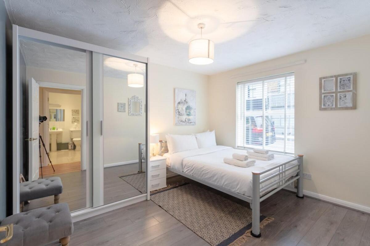 Stylish and Homely 4 Bedroom Home in East London - image 4