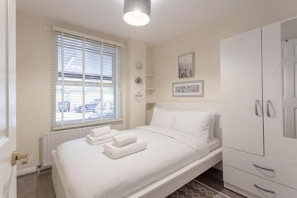 Stylish and Homely 4 Bedroom Home in East London - image 5