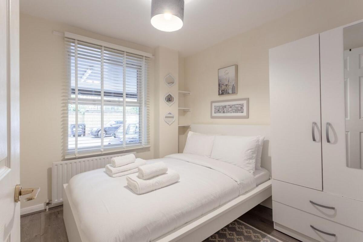 Stylish and Homely 4 Bedroom Home in East London - image 5