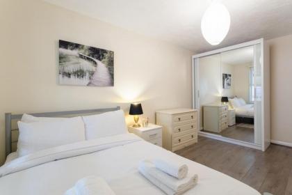 Stylish and Homely 4 Bedroom Home in East London - image 6