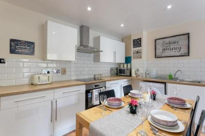 Stylish and Homely 4 Bedroom Home in East London - image 7
