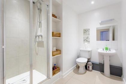 Stylish and Homely 4 Bedroom Home in East London - image 8