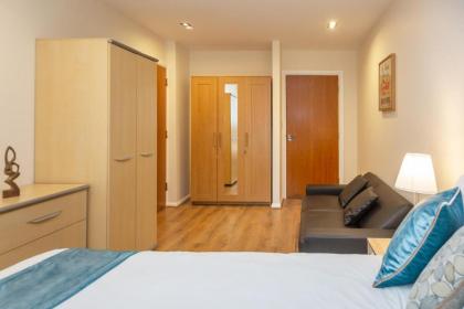 Royal Crossharbour Apartment - image 23