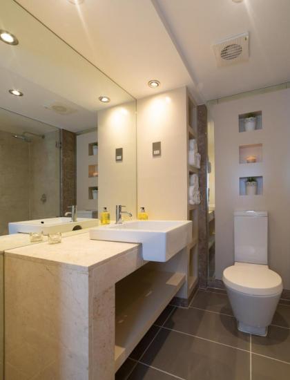 Royal Crossharbour Apartment - image 30