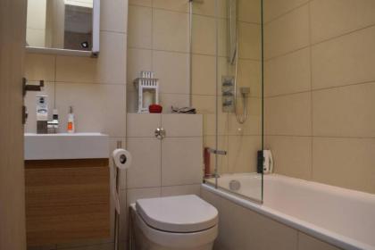 Stylish 2 Bed Apartment in West Hampstead - image 22