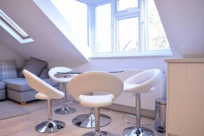 Stylish 2 Bed Apartment in West Hampstead - image 25