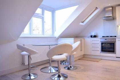 Stylish 2 Bed Apartment in West Hampstead - image 29