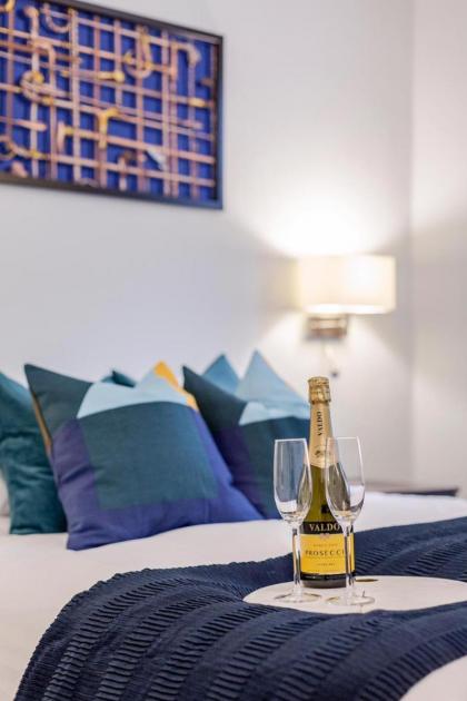 Luxurious Central Kensington Apartment - image 23