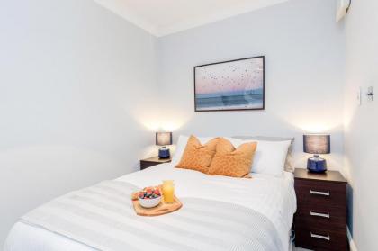 Luxurious Central Kensington Apartment - image 26