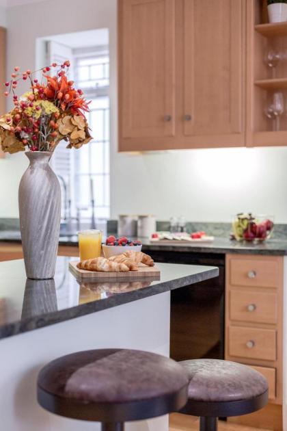 Luxurious Central Kensington Apartment - image 28