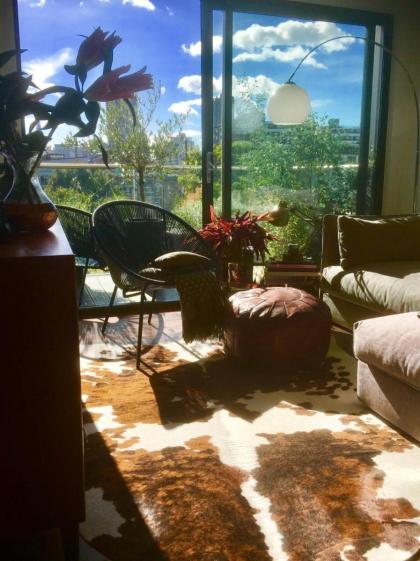 Contemporary 1 Bedroom Flat with Stunning London View - image 21