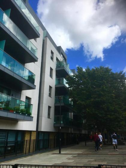 Contemporary 1 Bedroom Flat with Stunning London View - image 23