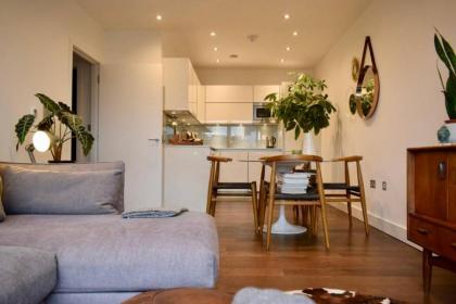 Contemporary 1 Bedroom Flat with Stunning London View - image 24