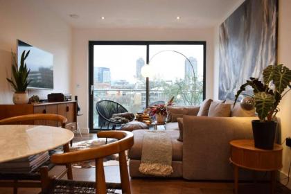 Contemporary 1 Bedroom Flat with Stunning London View - image 26