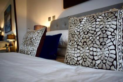 Contemporary 1 Bedroom Flat with Stunning London View - image 27