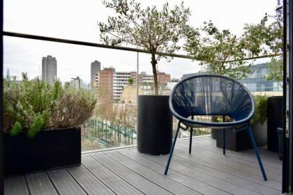 Contemporary 1 Bedroom Flat with Stunning London View - image 29