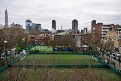 Contemporary 1 Bedroom Flat with Stunning London View - image 30
