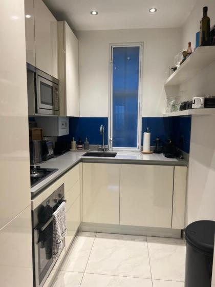 2 Bedroom Apartment just off Kings Road - image 21