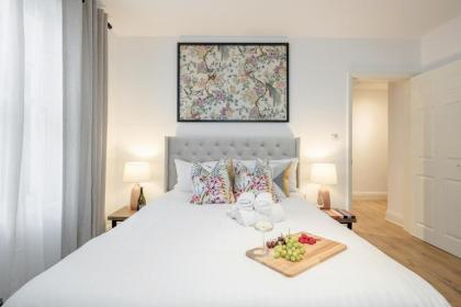 Elegant 3Bed Apartment in Kensington Olympia - image 22