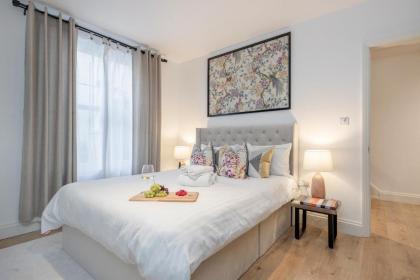 Elegant 3Bed Apartment in Kensington Olympia - image 23