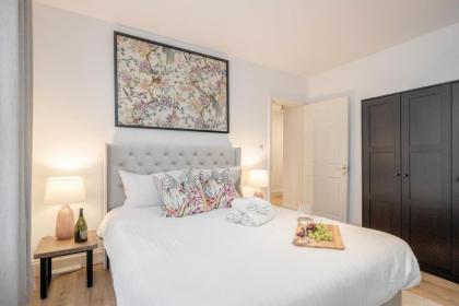 Elegant 3Bed Apartment in Kensington Olympia - image 24