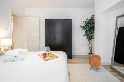 Elegant 3Bed Apartment in Kensington Olympia - image 25
