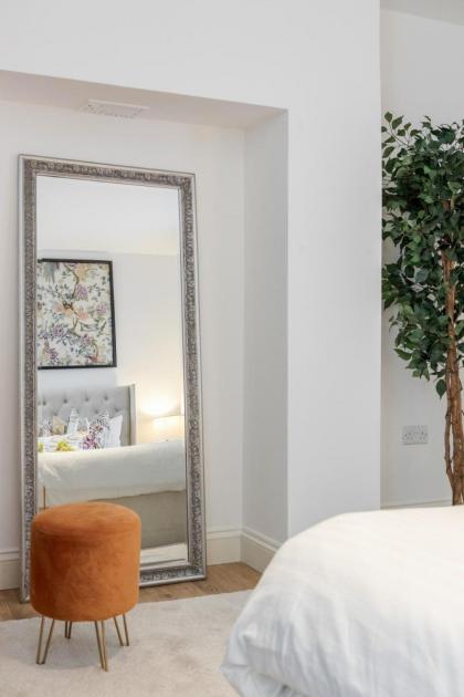 Elegant 3Bed Apartment in Kensington Olympia - image 26