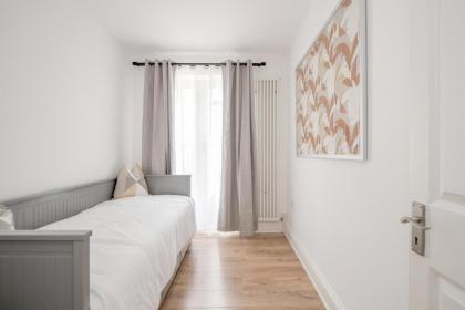 Elegant 3Bed Apartment in Kensington Olympia - image 27