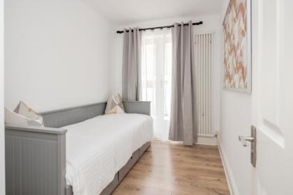 Elegant 3Bed Apartment in Kensington Olympia - image 28