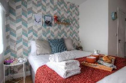 Private Studio Close to Metro #R1  - image 3
