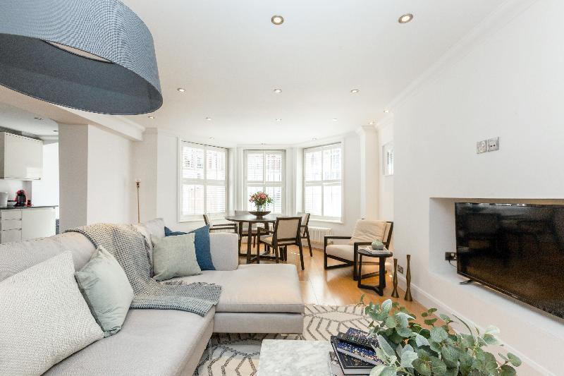 Luxury 2 BR in Knightsbridge  Modern Interior - image 4