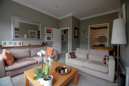 Wonderful 2 Bedroom in Quiet Area near Camden Square - image 1