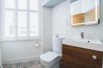 Pass the Keys - Modern & Stylish Garden Home in Islington - image 27